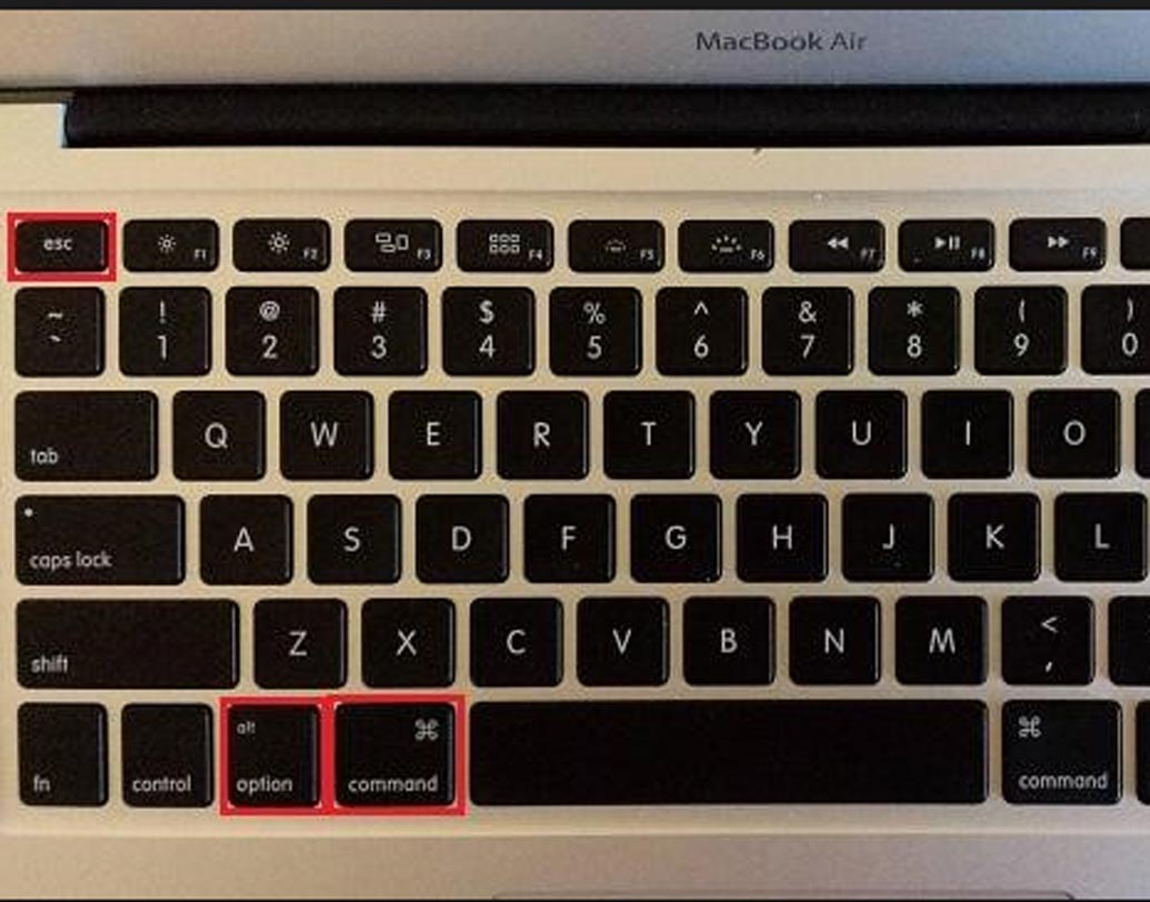 আপনি চান না আপনার কোনও ফাইল বা ডেটা ‘রিসাইকেল বিন’ বা ‘ট্র্যাস ক্যান’-এ সেভ হোক। কী করবেন? যে ফাইলটি ডিলিট করতে চাইছেন তার উপর ক্লিক করুন। এ বার, উইন্ডোজের ক্ষেত্রে ‘সিফ্ট+ডিলিট’ এবং ম্যাকের ক্ষেত্রে ‘কম্যান্ড+ডিলিট’ ‘কি’ প্রেস করলেই ফাইলটি একেবারে ডিলিট হয়ে যাবে।