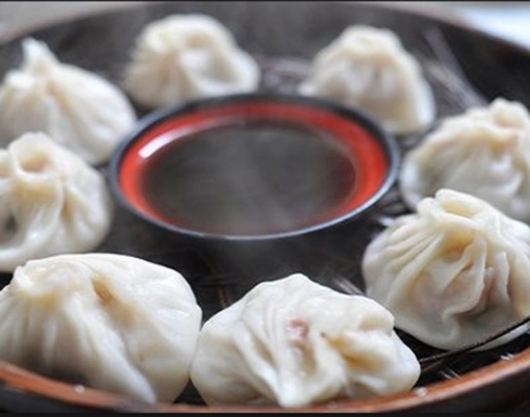 আটা এবং ময়দা দিয়ে তৈরি হয় মোমো। ডিম সাম্স করতে লাগে চালের গুঁড়ো, আলু এবং কর্ন স্টার্চ।