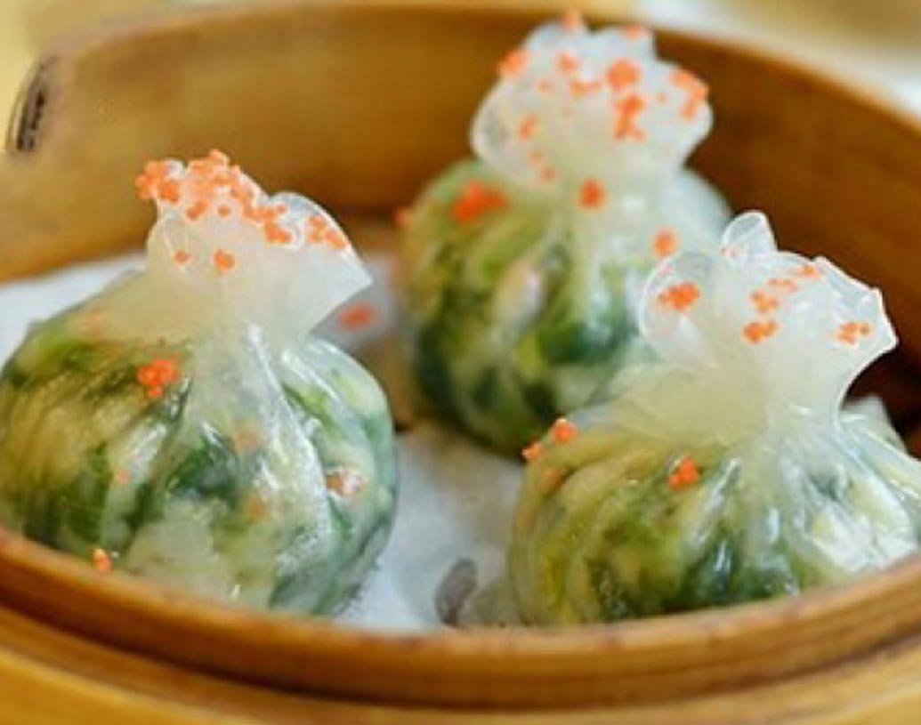 মোমো একটি জনপ্রিয় স্ট্রিট ফুড। অন্য দিকে বিলাসবহুল রেস্তোরাঁগুলিতে শোভা পায় ডিম সাম্স।