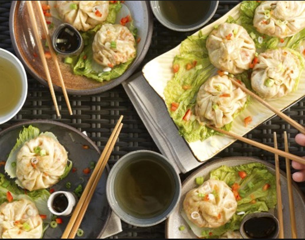 মোমোতে সাধারণত মাংস, সব্জি, পনির বা টফুর পুর দেওয়া হয়। তবে ডিম সাম্স-এ ২০০০ রকমের পুর দেওয়া যেতে পারে।