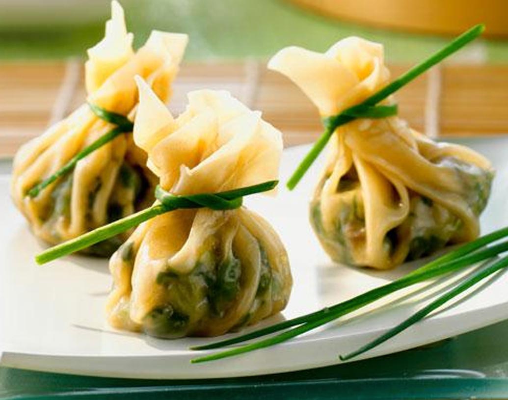 সাধারণত মশলাদার, রেড চিলি ডিপ বা চাটনির সঙ্গে মোমো পরিবেশন করা হয়। ডিম সাম্স খাওয়া হয় চায়ের সঙ্গে।