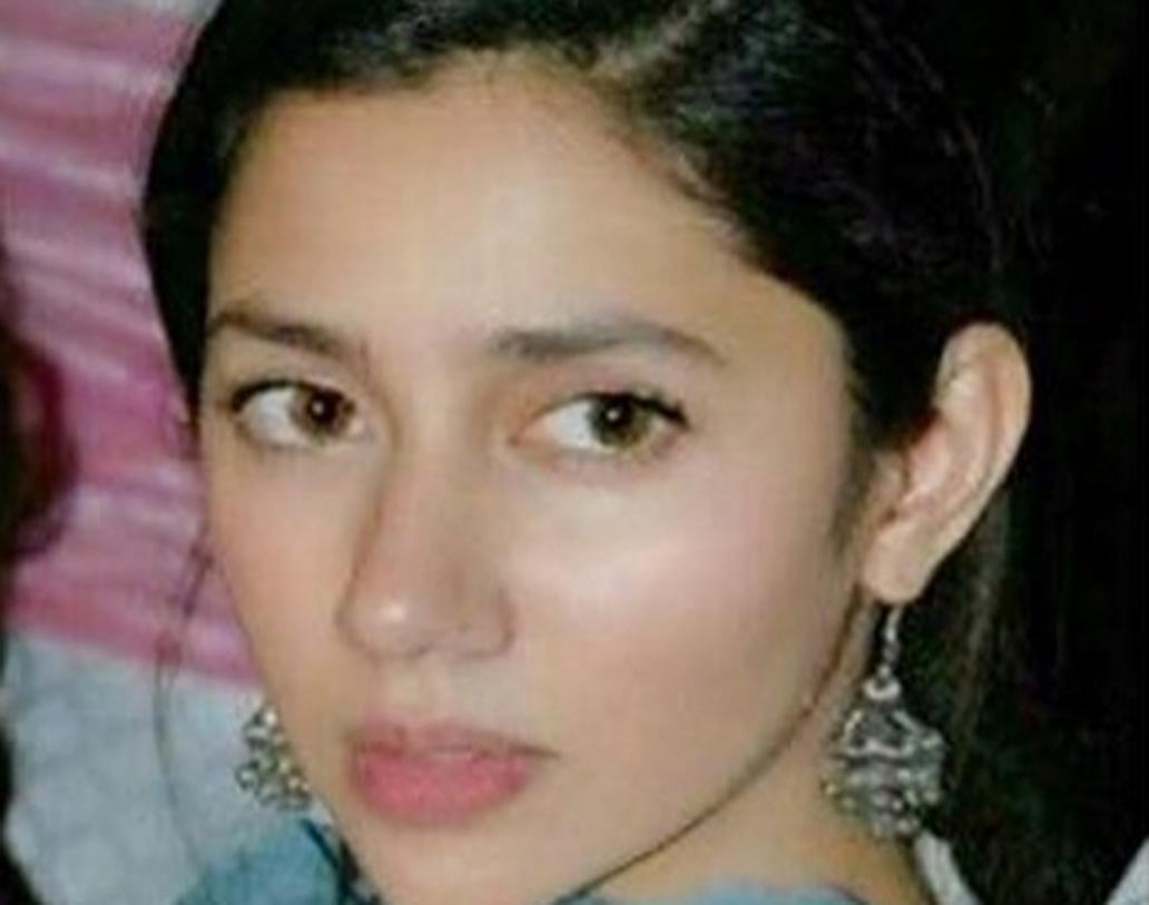 অভিনয় জগতে প্রবেশের আগে রেস্তোরাঁয় ওয়েট্রেসের কাজ করতেন মাহিরা। ঘর ঝাড়া থেকে বাথরুম পরিষ্কার— সব কাজই করতে হয়েছে মাহিরাকে।