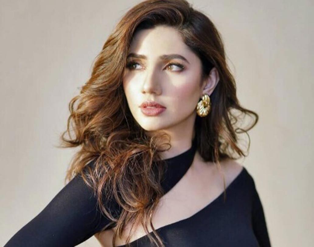 পরে একটি দোকানেও কাজ করেছেন মাহিরা। সেখানেও ঘর ঝাড়া, ঘর মোছার কাজ করেছেন মাহিরা।