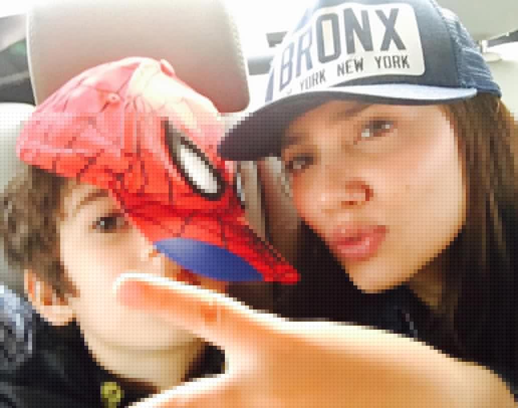 লস অ্যাঞ্জেলসে থাকাকালীন আলি নামে এক জনের সঙ্গে বাড়ির অমতে বিয়ে করেছিলেন মাহিরা। ২০১৫ সালে বিবাহ বিচ্ছেদ হয় মাহিরার। সেই থেকেই তিনি এক জন সিঙ্গল মাদার।