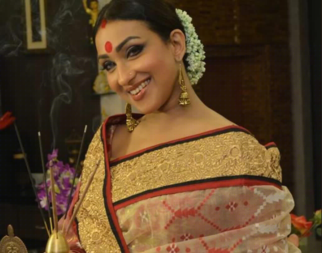 একেবারে ট্র্যাডিশনাল সেজেছিলেন ঋতুপর্ণা সেনগুপ্ত। বাড়িতে পুজোর থালা হাতে এই ছবি পোস্ট করেছেন নায়িকা।