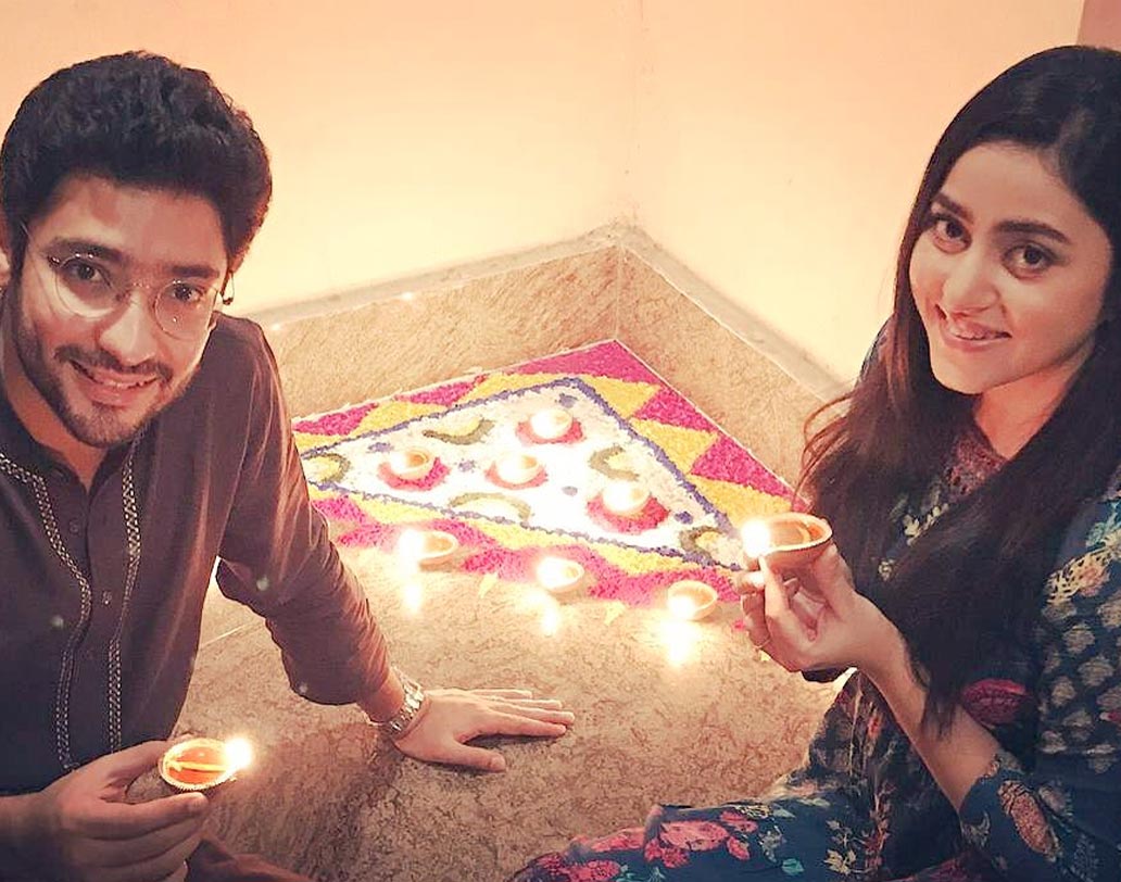 দীপাবলির রঙ্গোলি, সঙ্গে প্রদীপ দিয়ে সাজানো। হাতে হাত লাগিয়ে কাজ সারলেন গৌরব ও ঋদ্ধিমা।