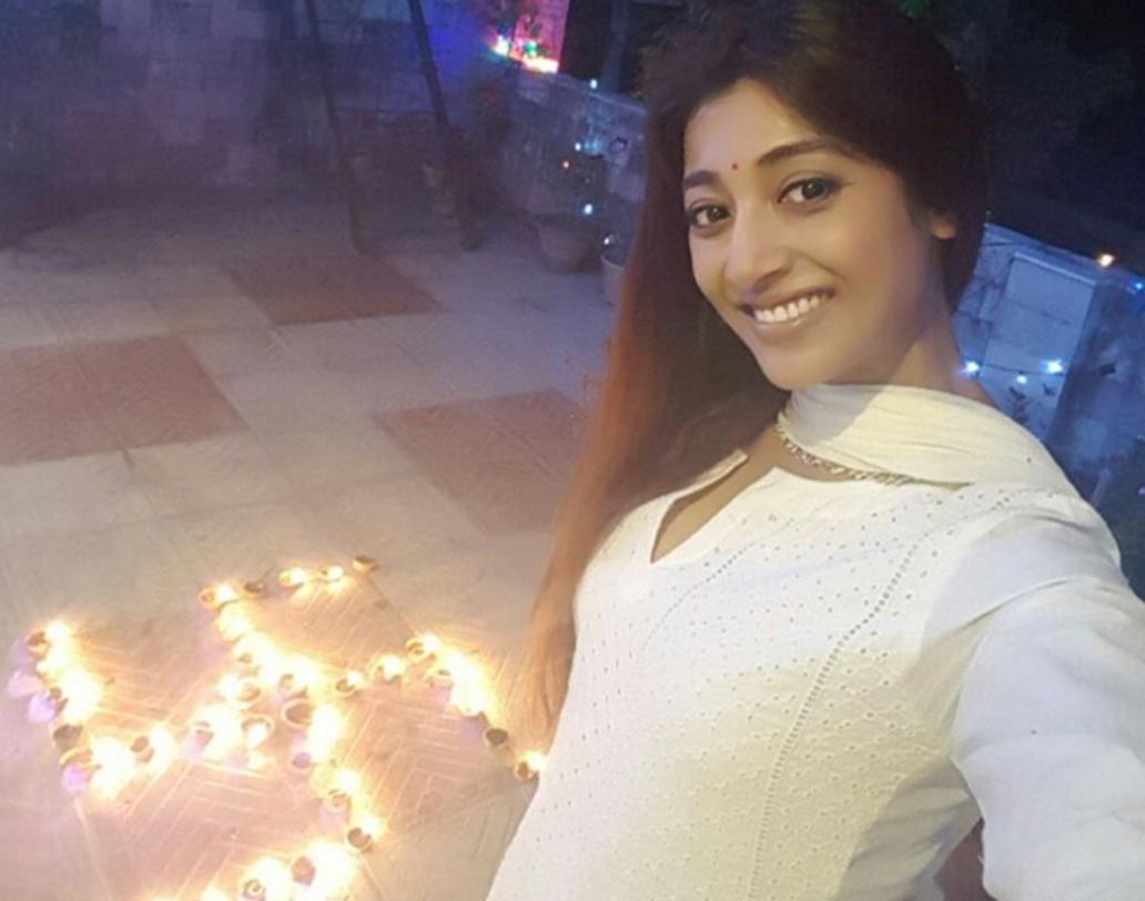 বাড়ির ছাদে পাওলি। দীপাবলির রাতে একেবারে অন্য মেজাজে নায়িকা। প্রদীপ জ্বালিয়ে নিজেই সাজিয়েছিলেন গোটা বাড়ি।