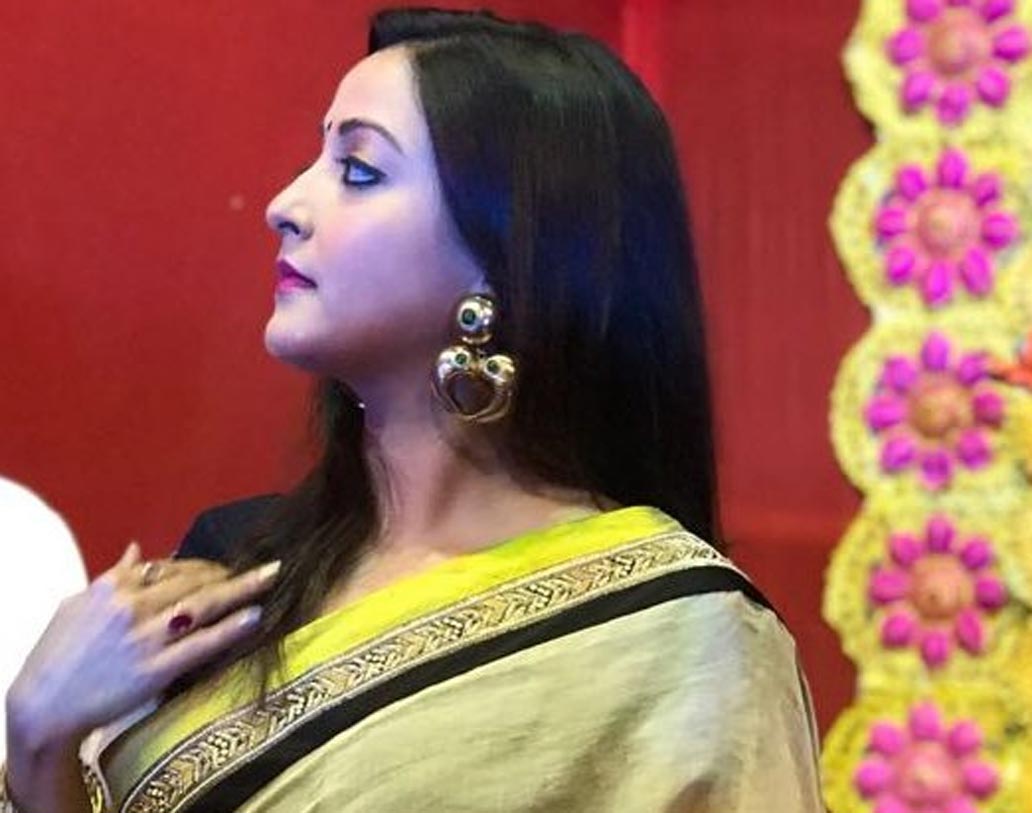 দীপাবলির রাতে রাইমার সাজ। একটি পুজো উদ্বোধনের ব্যস্ততার ফাঁকে এই ছবি।