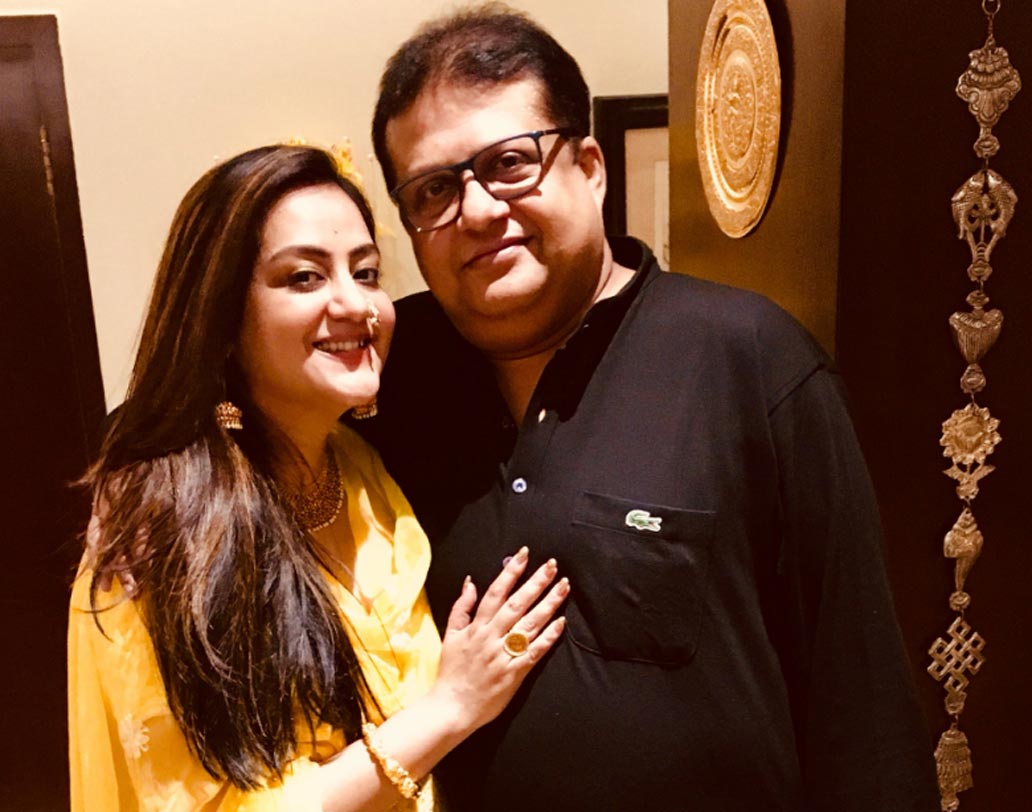 দম্পতি। দীপাবলির রাতে এমনই সেজেছিলেন সুদীপা ও অগ্নিদেব।