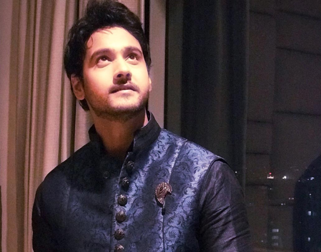 দীপাবলির রাতে ট্যাডিশনাল সাজে যশ। শেয়ার করেছেন এই ছবি।