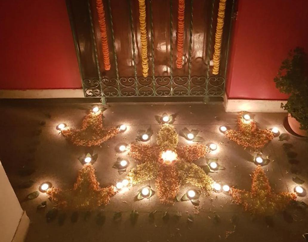 যিশু ও নীলাঞ্জনার বাড়ি সাজিয়েছিলেন ফুলের রঙ্গোলিতে। নীলাঞ্জনা নিজেই এই ছবি শেয়ার করেছেন।