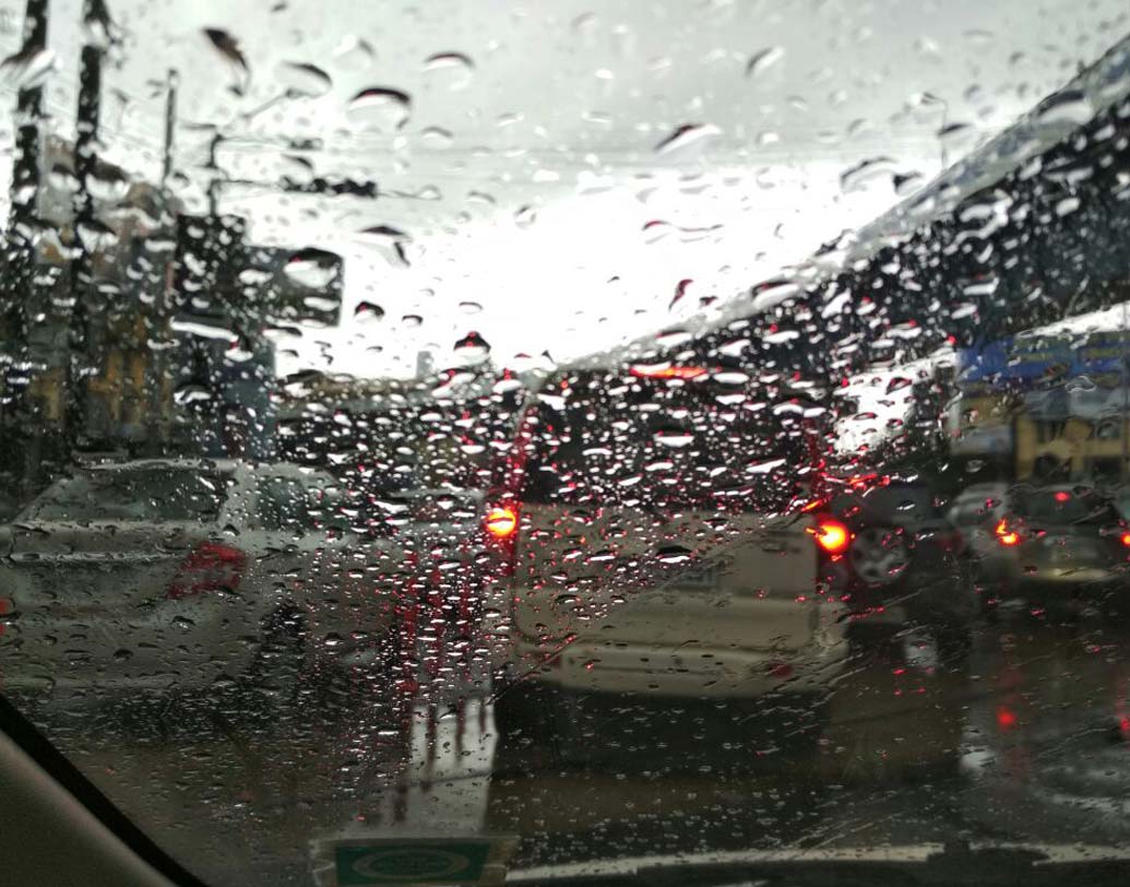 গাঙ্গেয় পশ্চিমবঙ্গের পাশাপাশি ভারী বৃষ্টির পূর্বাভাস রয়েছে দুই দিনাজপুরেও। কালীপুজোয় বৃষ্টি হলেও মানুষের উত্সাহে তেমন ভাঁটা পড়েনি। আলোর উৎসবে মেতেছেন সবাই।  তবে কিছুটা হলেও ভাইফোঁটার আনন্দে কোপ ফেলেছে বৃষ্টি। ছবি: দেশকল্যান চৌধুরী।