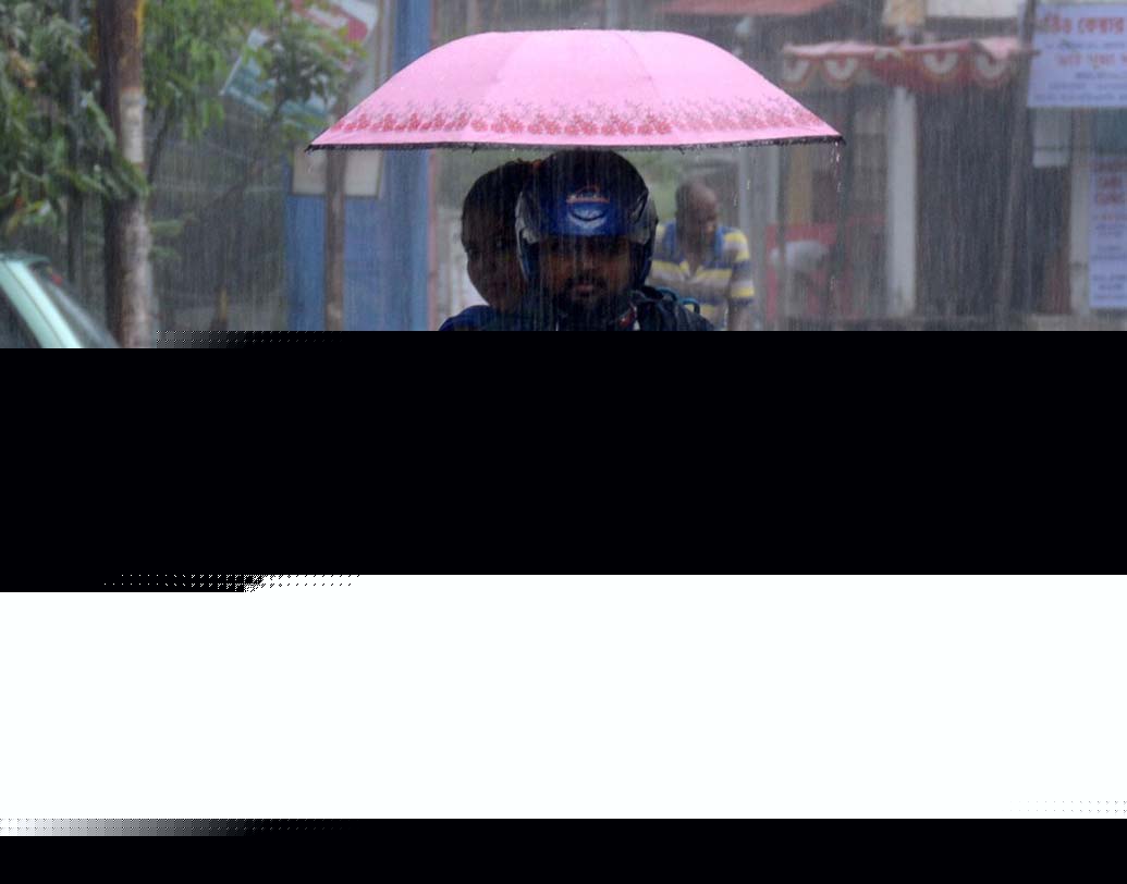 জলা জমার কারণে শহরের বিভিন্ন প্রান্তে ধীর গতিতে হচ্ছে যান চলাচল। জলমগ্ন কলকাতার ছবি তুললেন দেবস্মিতা ভট্টাচার্য।