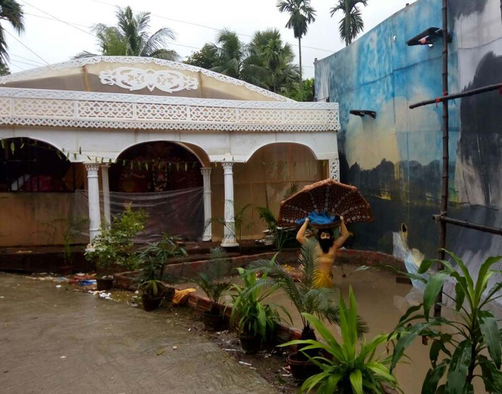 দক্ষিণ বারাসতের একটি মণ্ডপের সামনে জমেছে জল। শশাঙ্ক মণ্ডলের তোলা ছবি।