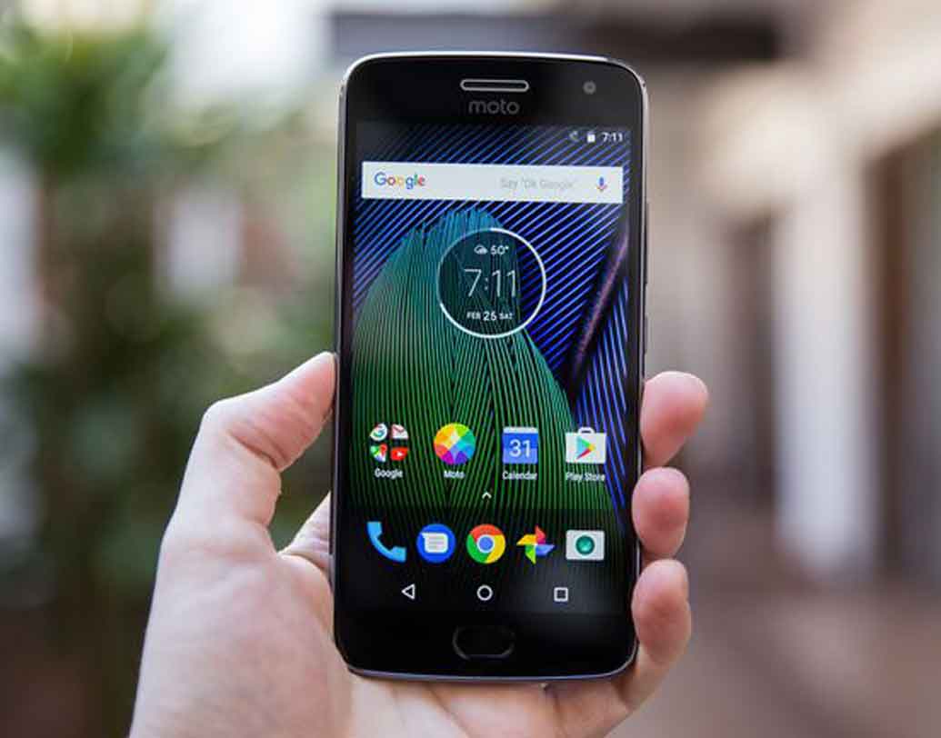 মোটো জি৫এস: মোটোরোলার এই মোবাইলটির রিভিউ বেশ ভাল। ৪ জিবি র‌্যাম, ৩২ জিবি স্টোরেজ, ৫ ও ১৬ মেগাপিক্সেলের ফ্রন্ট ও ব্যাক ক্যামেরা, তিন হাজার এমএএইচের ব্যাটারির ফোনটির দাম ১৩ হাজারের মতো।