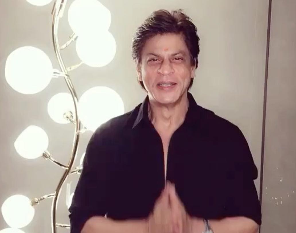 বাদশার দেওয়ালি। কালো শেরওয়ানিতে মেজাজে শাহরুখ খান। ইনস্টাগ্রামে একটি ভিডিও পোস্ট করে দেওয়ালির শুভেচ্ছা জানিয়েছেন শাহরুখ।