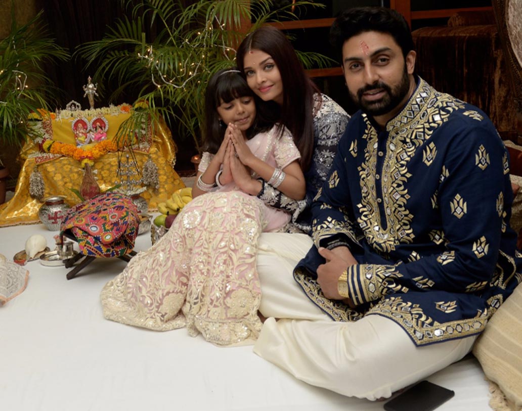 দেওয়ালিতে বাড়ির পুজোয় সামিল ঐশ্বর্যা-অভিষেক। কোলে মেয়ে আরাধ্যা।