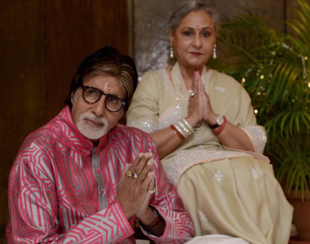 দেওয়ালিতে বাড়িতে অমিতাভ বচ্চন ও জয়া। এই ছবি পোস্ট করে দেশবাসীকে দেওয়ালির শুভেচ্ছা জানিয়েছেন বিগ বি।