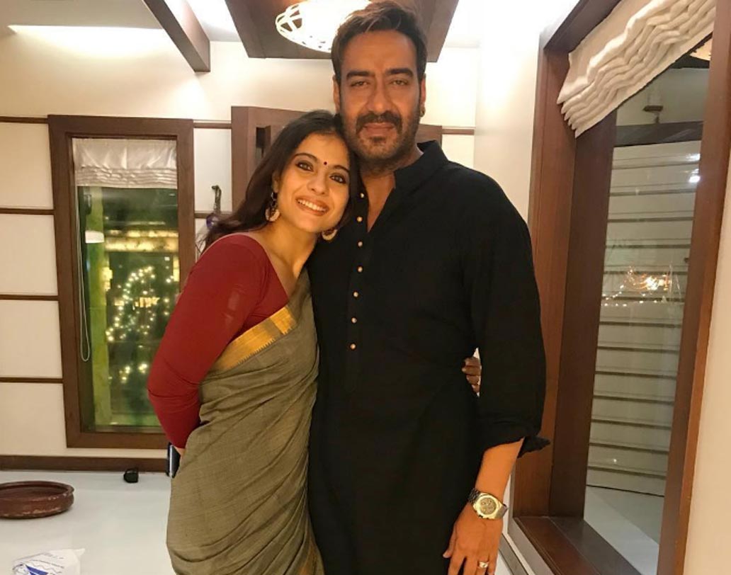 দেওয়ালির রাতে এ ভাবেই ছবি পোস্ট করলেন কাজল ও অজয় দেবগণ। ক্যাপশনে লিখলেন, ‘‘লাইট, লভ, ফ্যামিলি।’’