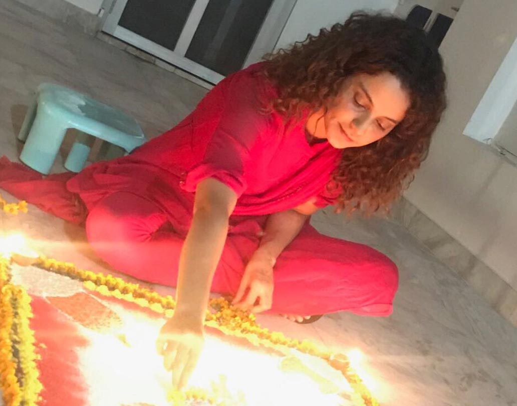 বাড়িতে প্রদীপ সাজাচ্ছেন কঙ্গনা।