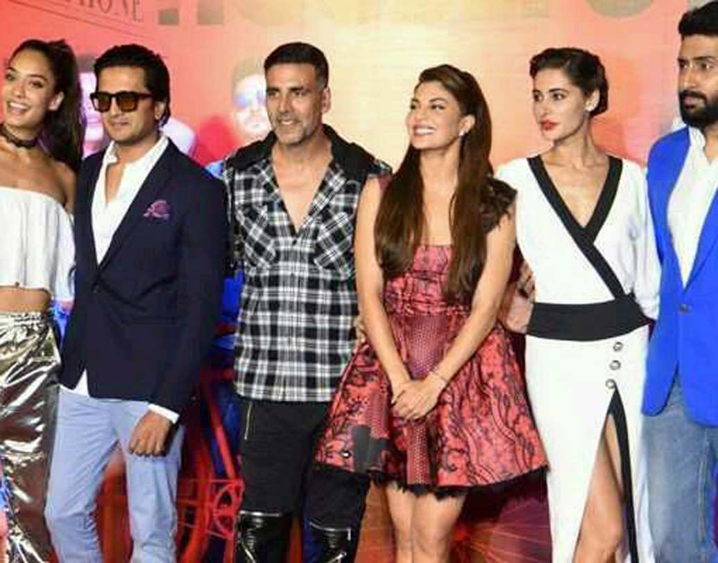 হাউসফুল ৩: বলিউডের প্রথম সারির তিন অভিনেতা, অক্ষয় কুমার, অভিষেক বচ্চন ও রিতেশ দেশমুখ রয়েছেন এই ছবিতে। ছবির প্লট তেমন আহামরি না হলেও মুক্তির প্রথম সপ্তাহের মধ্যেই বক্স অফিস কাঁপিয়ে দিয়েছিল ‘হাউসফুল ৩’। ১০০ কোটির ব্যবসা করে সাজিদ-ফারহাদ পরিচালিত এই ভরপুর কমেডি ছবি।