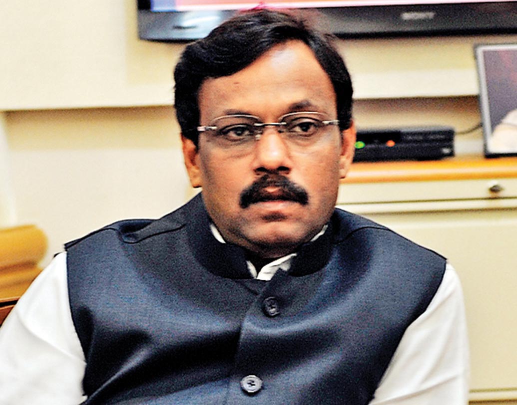 সমাজের একটা কলঙ্কিত দিক নিয়ে লেখার সময় আরও যত্নবান হওয়া উচিত ছিল বলে এ প্রসঙ্গে মন্তব্য করেন মহারাষ্ট্রের উচ্চ শিক্ষামন্ত্রী বিনোদ তাবড়ে।