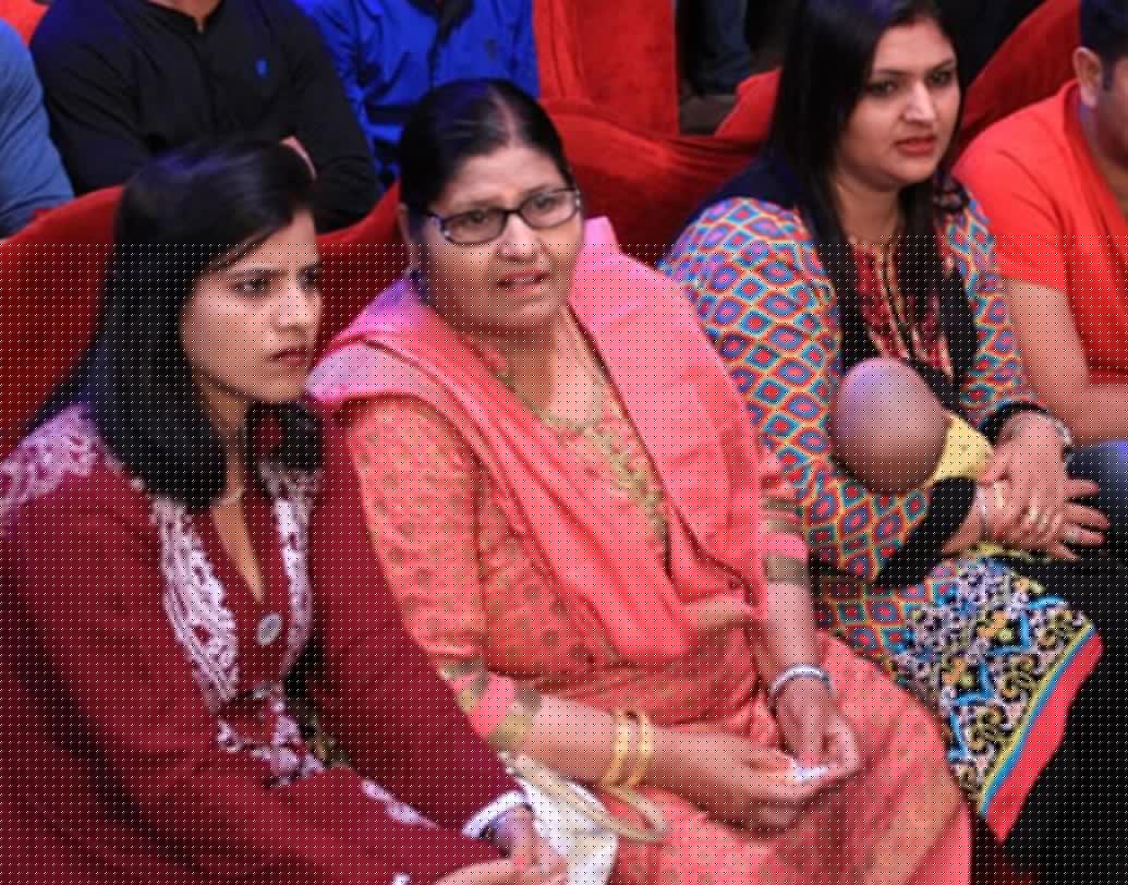 এ ছাড়া তাঁর এক বোনও আছে। নাম পূজা পবন দেবগণ। তাঁরা সবাই অমৃতসরে থাকেন।