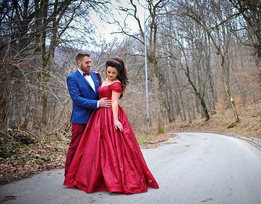 প্রেমিক হোক বা স্বামী, ভালোবাসার মানুষের মুখ থেকে নিজের প্রশংসা শুনতে পছন্দ করেন সব মেয়েরাই। তাই মেয়েদের মন পেতে গেলে এই কথাটা তো অবশ্যই বলতে হবে—‘‘এই সুন্দর পোশাকে দেখে শুধু তোমার কথাই মনে হল। তোমাকেই এই সাজে সবচেয়ে বেশি মানাবে।’’