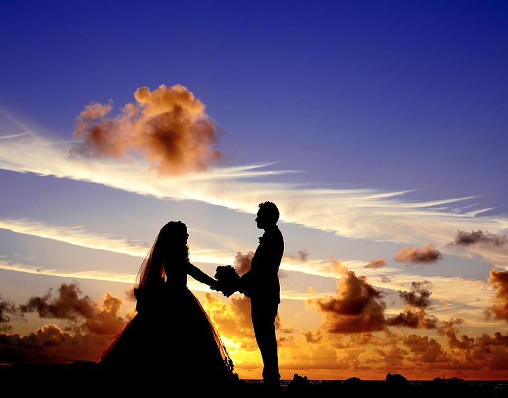 ভালবাসার মানুষকে বদলানোর চেষ্টা করবেন না। হিতে বিপরীত হবে। প্রেমিকার হাত ধরে বলুন, ‘‘যেমন আছো তেমনই থাকো। এ ভাবেই তোমাকে সারাজীবন ভালবাসব।’’