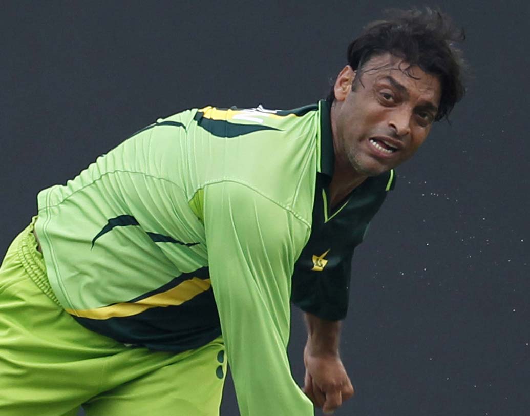 শোয়েব আখতার: ২০০৩ সালে দক্ষিণ আফ্রিকা-পাকিস্তান ম্যাচে শোয়েবের বলে গুরুতর চোট পেয়েছিলেন গ্যারি কার্স্টেন।