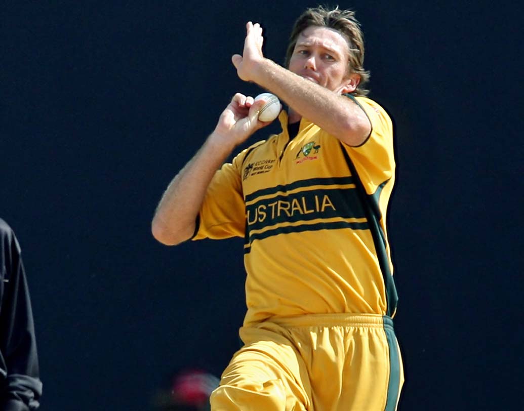 গ্লেন ম্যাকগ্রা: ১৯৯৩ সালে ম্যাকগ্রার বলে চোট লেগে মাঠে পড়ে গিয়েছিলেন পিটার কার্স্টেন।