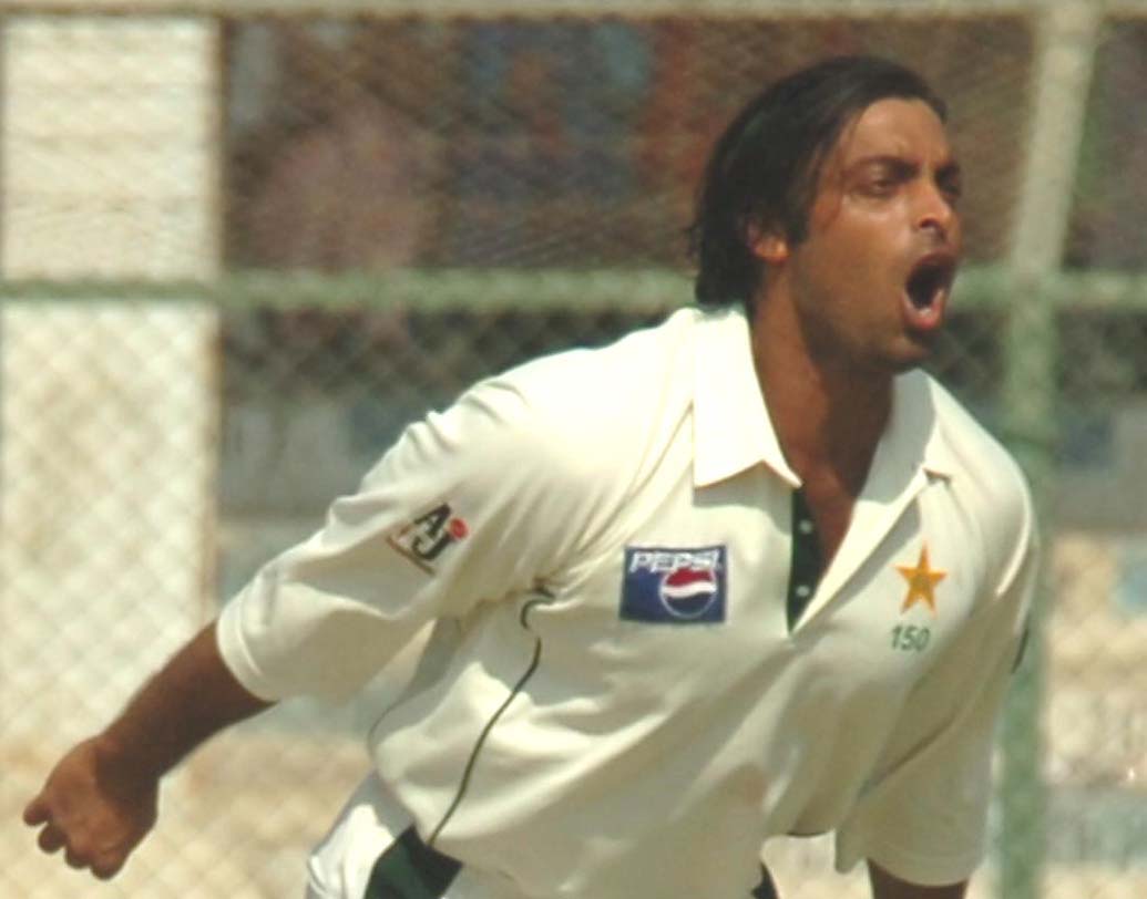 শোয়েব আখতার: ২০০৪ আইসিসি চ্যাম্পিয়ন্স ট্রফিতে শোয়েবের বাউন্সার সোজা গিয়ে লাগে লারার হেলমেটে। সঙ্গে সঙ্গে মাঠে লুটিয়ে পড়েন এই ক্যারিবিয়ান কিংবদন্তি।