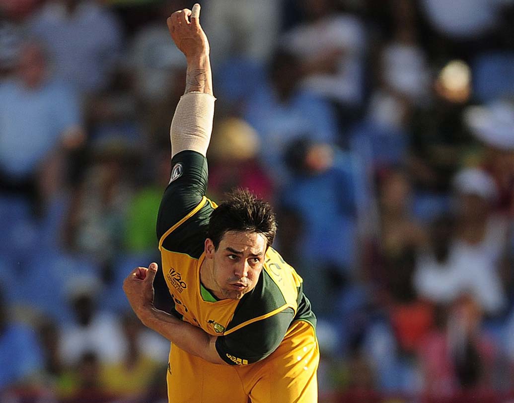 মিচেল জনসন: ২০১৪ সালে জনসনের বাউন্সার সোজা গিয়ে লাগে রায়ান ম্যাকলারেনের হেলমেটে।