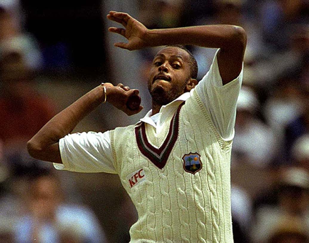 কোর্টনি ওয়ালস: ১৯৯৪ সালে মোহালিতে ওয়ালসের বলে নাক ভেঙে গিয়েছিল মনোজ প্রভাকরের।