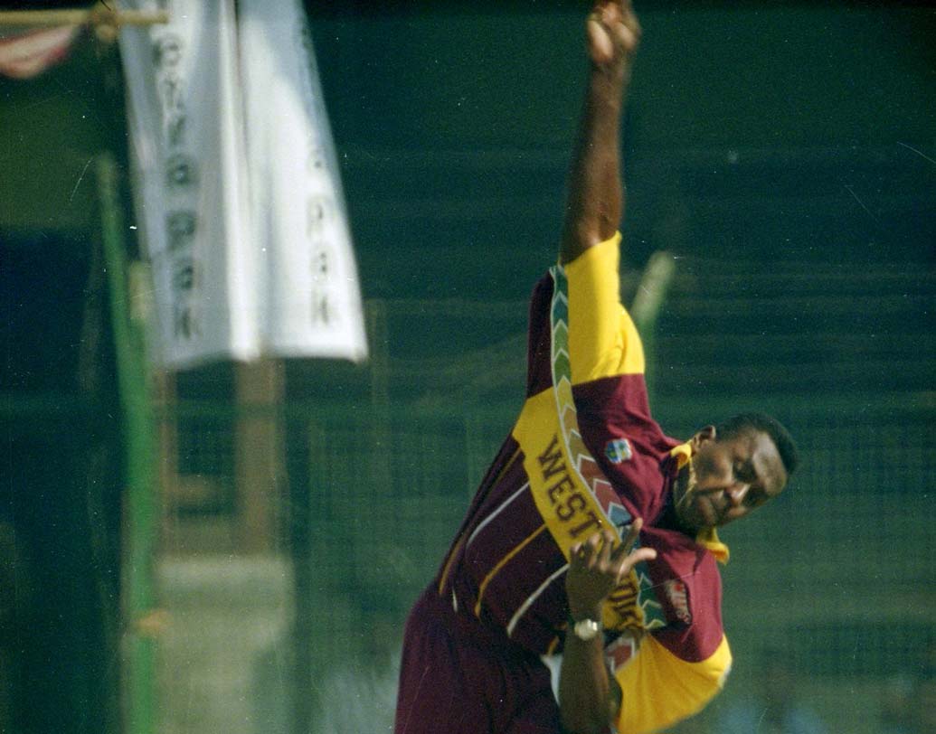 ইয়ান বিশপ: ১৯৯৫ সালে বিশপের বলে চোয়াল ভেঙেছিল ইংল্যন্ডের রবিন স্মিথের।