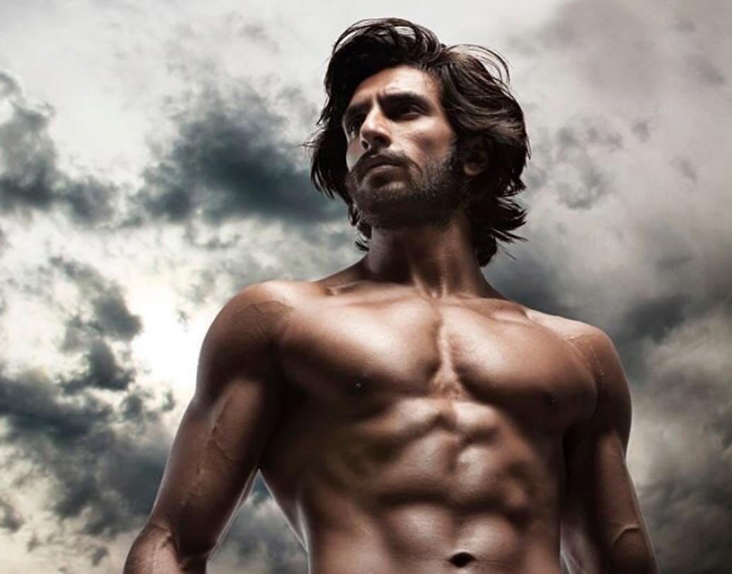 ২০১০ সালে অভিনয়ে ডেবিউ করলেও তাঁর কেরিয়ারগ্রাফ হিরেয় মোড়া। এক-একটি ছবিতে অভিনয়ের জন্য ৮ থেকে ১২ কোটি চার্জ করেন রণবীর সিংহ।