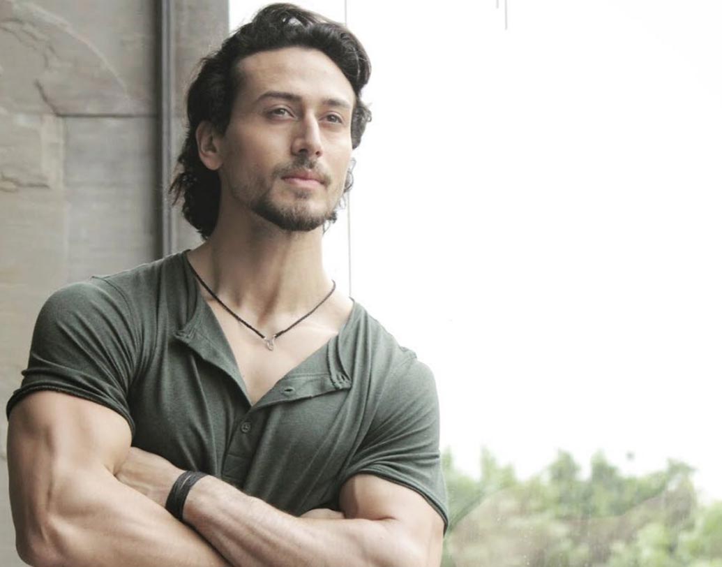 টাইগার শ্রফের ডেবিউ ফিল্ম কামাল দেখিয়েছিলেন ঠিকই। তবে এর পরে ছবিগুলি মুখ থুবড়ে পড়েছিল। টাইগার একটি ছবিতে অভিনয়ের জন্য আয় করছেন ৩ থেকে ৫ কোটি টাকা। তবে শোনা যাচ্ছে পরবর্তী ছবিতে অভিনয় করার জন্য তিনি ৭ কোটি টাকা চার্জ করতে চলেছেন।