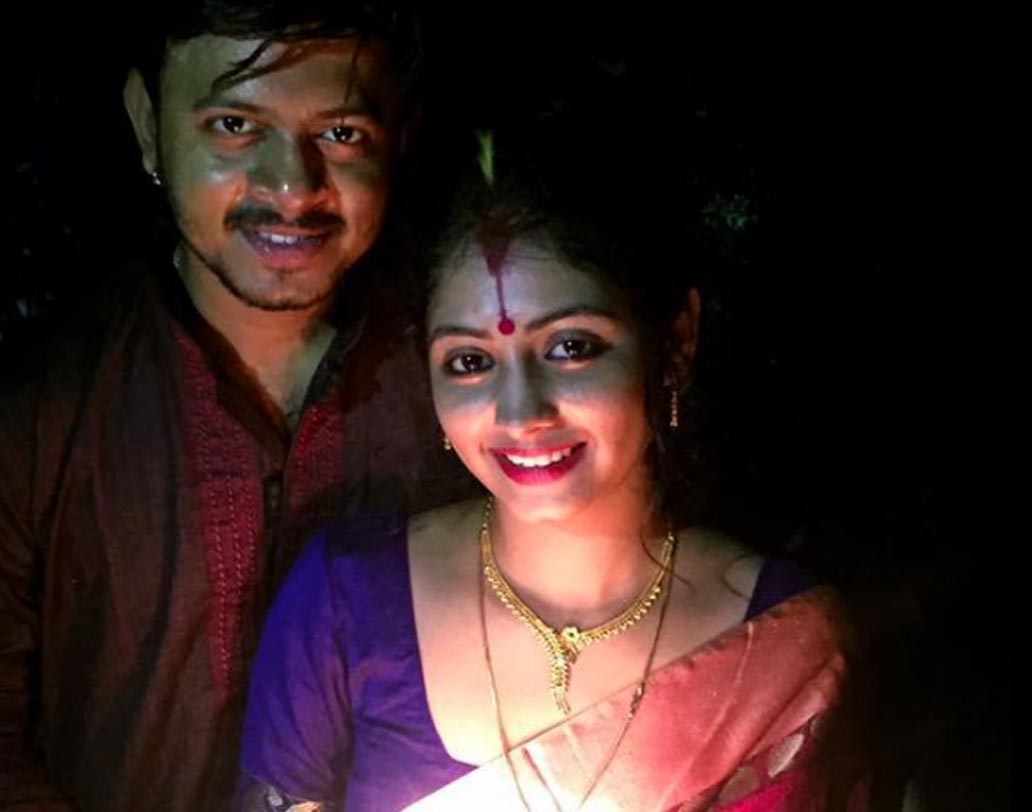 ষষ্ঠীতে পরিচয় হয়েছে সুবান-তিয়াসার। লক্ষ্মী পুজোর দু’দিন পরেই বিয়ে।