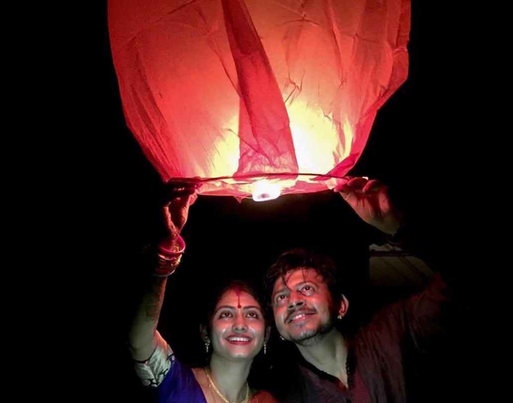 দীপাবলির রাতে ফানুস ওড়ালেন সুবান ও তিয়াসা।