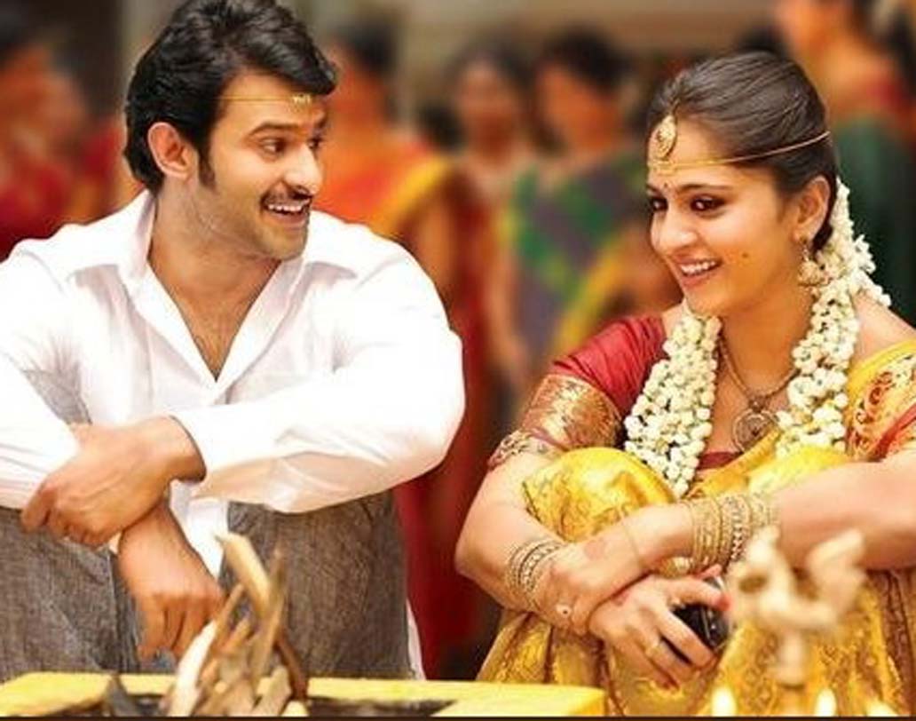 বহুদিন থেকেই গুঞ্জন, ‘দেবসেনা’ অনুষ্কা শেট্টির সঙ্গে নাকি প্রেম করছেন প্রভাস। দুই অভিনেতাকে মাঝে মাঝেই এক সঙ্গে দেখাও যায়। তবে প্রেম বা বিয়ে নিয়ে কেউই এখনও মুখ খোলেননি।