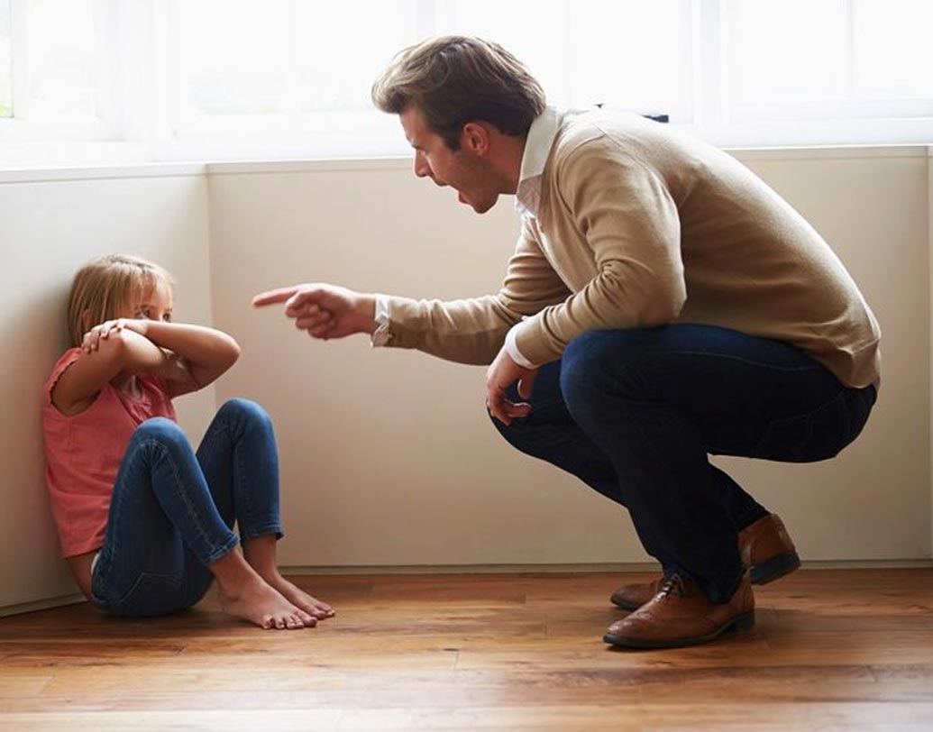 আপনি কি ছোটবেলায় বাবা, মাকে ভয় পেতেন? কোনও কিছু শেয়ার করলে বা জানতে পেরে গেলে ওঁরা কী ভাবে প্রতিক্রিয়া জানাবেন সেটা ভাবলেই টেনসন করতেন? সেই ভয় কি এখনও আপনার মধ্যে রয়ে গিয়েছে?