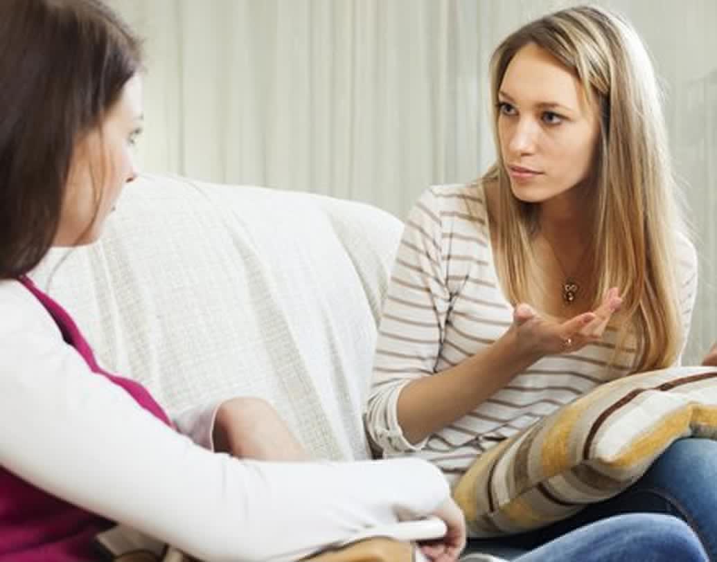 অনেক বাবা, মা রয়েছেন যাঁরা মানতে চান না ছেলে, মেয়েরা বড় হয়েছে। তাঁরা দেখাতে চান কতটা স্নেহ করেন, সব সময় বাচ্চা ভাবেন ছেলে, মেয়েদের। এই আচরণ কিছু সন্তানদের ব্যক্তিত্বের বিকাশ হতে দেয় না।