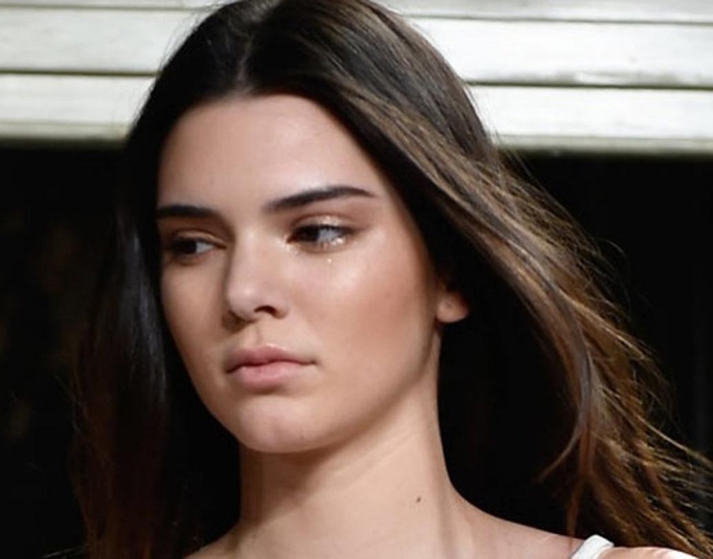 যখন আপনার বাবা, মাকে খুব প্রয়োজন ছিল জীবনে, মনের কথা খুলে বলার দরকার ছিল, তখন কি ওঁরা আপনার পাশে ছিলেন? নাকি আরও বেশি সমালোচিত হওয়ার ভয়ে মনের কথা বলতে ভয় পেয়েছেন?