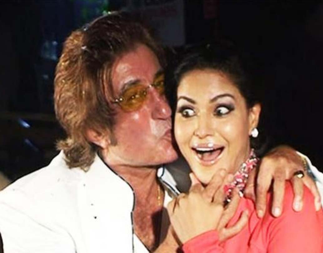 অন্য এক পার্টিতে বীণা মালিককে জোর করে চুমু খান শক্তি কপূর। এ নিয়ে জলঘোলা কম হয়নি।