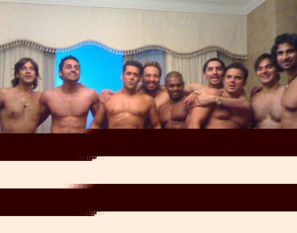 নিজের বাড়িতে বয়েজ পার্টির আসর বসিয়েছিলেন সলমন। সেখানে আরবাজ, সোহেল-সহ হাজির ছিলেন সলমনের আরও কয়েকজন বন্ধু।