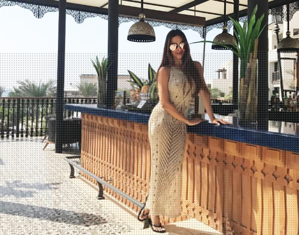 জন্মদিন বলে কথা। আর সেই কারণেই চার বন্ধুকে নিয়ে দুবাইতে পৌঁছে গিয়েছেন মালাইকা। যে তালিকায় রয়েছেন মডেল অদিতি গোবিত্রিকরও। গোল্ডেন আউটফিটে মালাইকাকে দেখে বোঝা দায়—আদৌ তাঁর বয়স চুয়াল্লিশ নাকি এখনও তিনি ‘সুইট সিক্সটিন’।