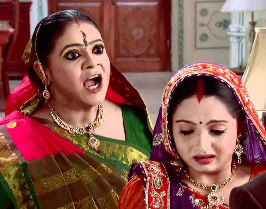 যদি কোনও কারণে আপনি দুঃখিত থাকেন, মন খারাপ থাকে আপনার শাশুড়ি কি মন ভাল করার বদলে এমন আচরণ করেন যাতে আপনার আরও বেশি মন খারাপ লাগে? প্রতিক্রিয়া না জানিয়ে ওঁর থেকে দূরে সরে যাওয়াই ভাল।