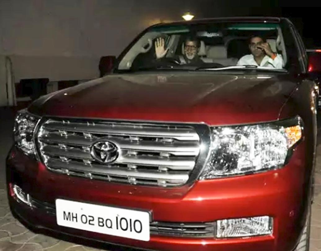 বি টাউনের শাহেনশার রয়েছে রেঞ্জ রোভার থেকে বেন্টলে কন্টিনেন্টল জিটি, মার্সিডিজ বেঞ্জ এবং আরও নানান গাড়ি। ‘একলব্য’ ছবিতে বিগ বির অভিনয় পরিচালক বিধু বিনোদ চোপড়ার এত ভাল লেগে গিয়েছিল, যে বিগ বিকে একটি রোলস রয়্যাস ফ্যান্টম উপহার দিয়েছিলেন বিনোদ চোপড়া।তবে মিস্টার বচ্চনের গাড়ির নম্বরের যোগফল যে কোনও ভাবে ২ হতে হবে। আর ১১ তারিখ নিজের জন্মদিন হওয়ার কারণে ২ সংখ্যার প্রতি এরকম ভালবাসা অমিতাভ বচ্চনের।