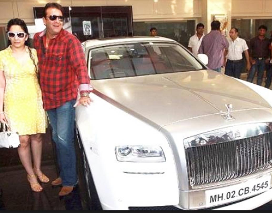 স্টাইলিশ গাড়ি সব সময়ই পছন্দের সঞ্জু বাবার। এসইউভি থেকে বিপুল স্পোর্টস কারের সম্ভার সঞ্জয় দত্তের গ্যারেজে। তবে তাঁর নবতম সংযোজন একটি রোলস রয়্যাস ফ্যান্টম। সঞ্জয় দত্তের বেশিরভাগ গাড়ির নম্বরই ৪৫৪৫। কেননা ৯ সংখ্যাটির প্রতি নিবিড় টান সঞ্জয় দত্তের।