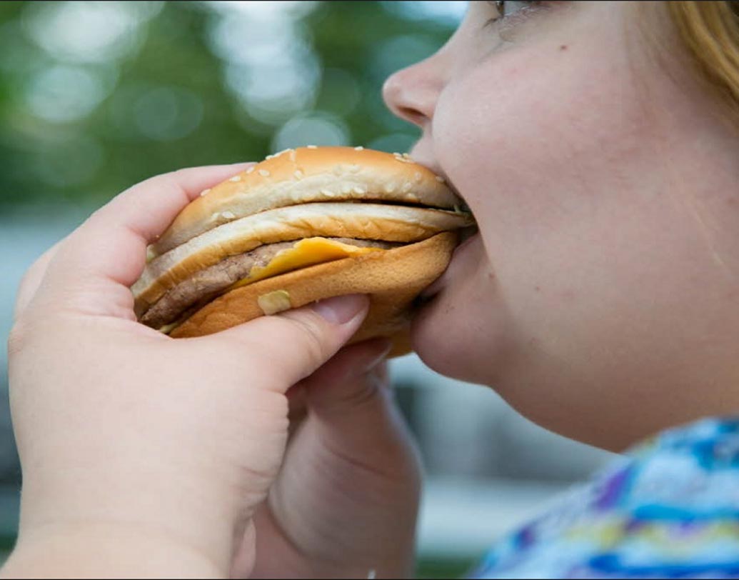 ওজন বেশি হলে, নিয়মিত স্পাইসি ফুড খাওয়ার অভ্যস্ত হলে বা মদ্যপান করলেও ঘামের সমস্যা বাড়তে পারে।
